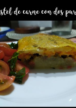 Una foto de Pastel de carne con dos puré