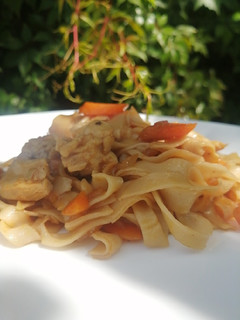 Una foto de Pasta al jengibre con pollo