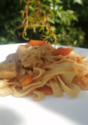 Una foto de Pasta al jengibre con pollo