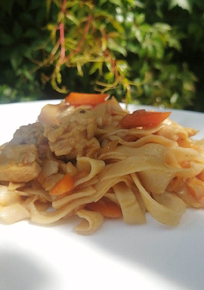 Una foto de Pasta al jengibre con pollo