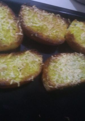ગાર્લિક બ્રેડ (Garlic Bread Recipe In Gujarati) રેસીપી મુખ્ય ફોટો