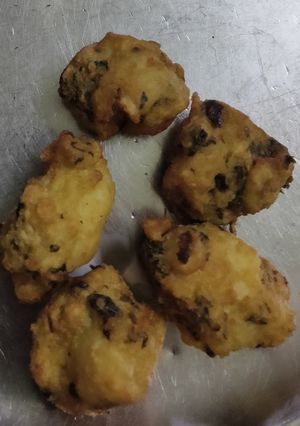 आलू पकोड़ी (aloo pakodi recipe in Hindi) रेसिपी मुख्य फोटो