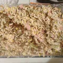 A picture of Sopa fría de fusil con pollo y verduras.