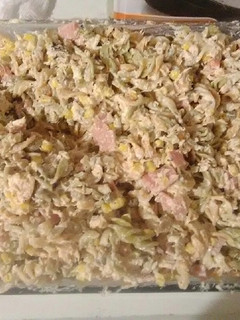 Una foto de Sopa fría de fusil con pollo y verduras