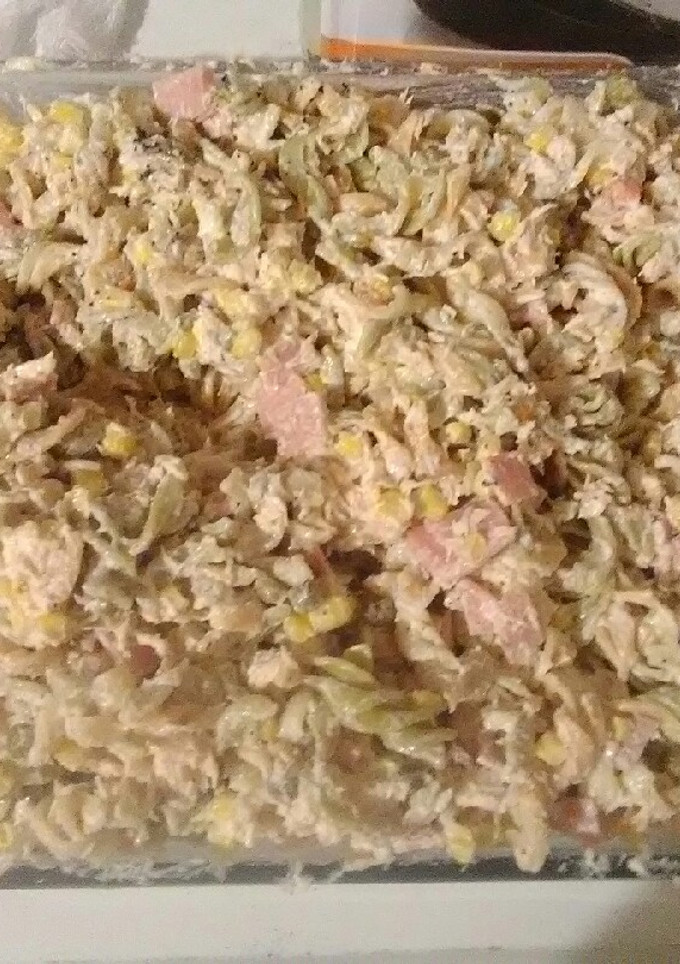 Una foto de Sopa fría de fusil con pollo y verduras