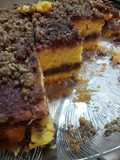 Bolo com crumble e molho de ginja