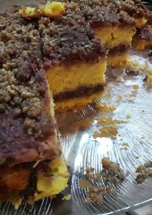 Foto de Bolo com crumble e molho de ginja