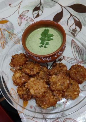 आलू साबूदाना वड़ा (aloo sabudana vada recipe in Hindi) रेसिपी मुख्य फोटो