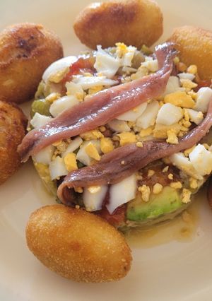 Una foto de Timbal de aguacate, berenjena, mango y más cositas - Una delicia