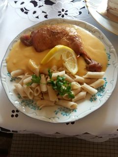 Sült csirkecomb, vadas mártással, gm tésztával. Glutén és lm recept fotója