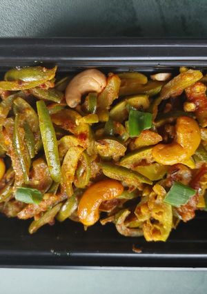 काजू परवल भाजी (Kaju Parwal Bhaji Recipe In Marathi) रेसिपी चे मुख्य फोटो