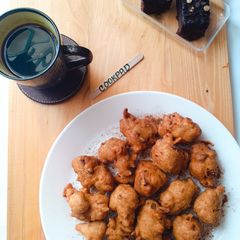 A picture of Pakore with black Tea.