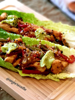 Una foto de Tacos de lechuga rellenos de pollo y verduras