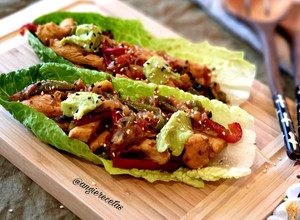 Foto principal de Tacos de lechuga rellenos de pollo y verduras