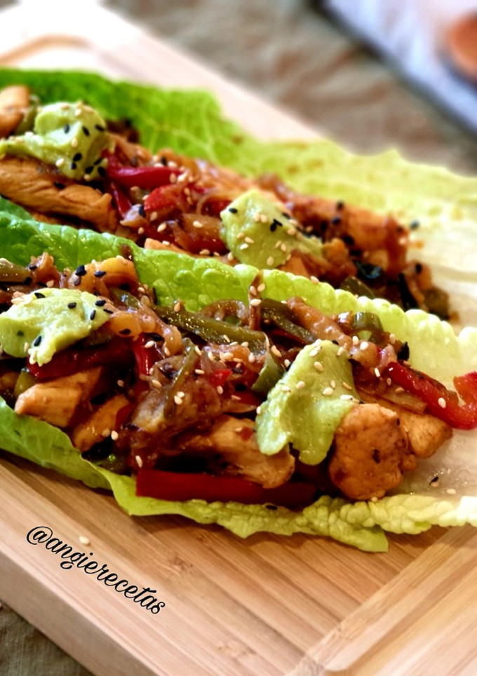 Una foto de Tacos de lechuga rellenos de pollo y verduras