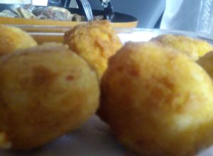 Una foto de Bombas de papa con paleta y queso