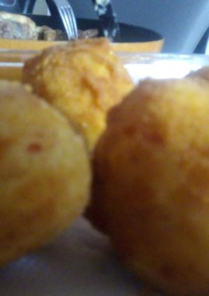 Una foto de Bombas de papa con paleta y queso