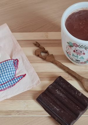 Una foto de Chocolate caliente con avena 🥣 de alto contenido en cacao