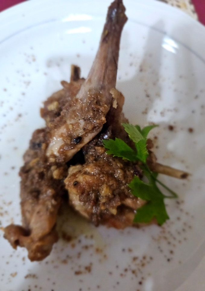 Una foto de Conejo en salsa de anacardos