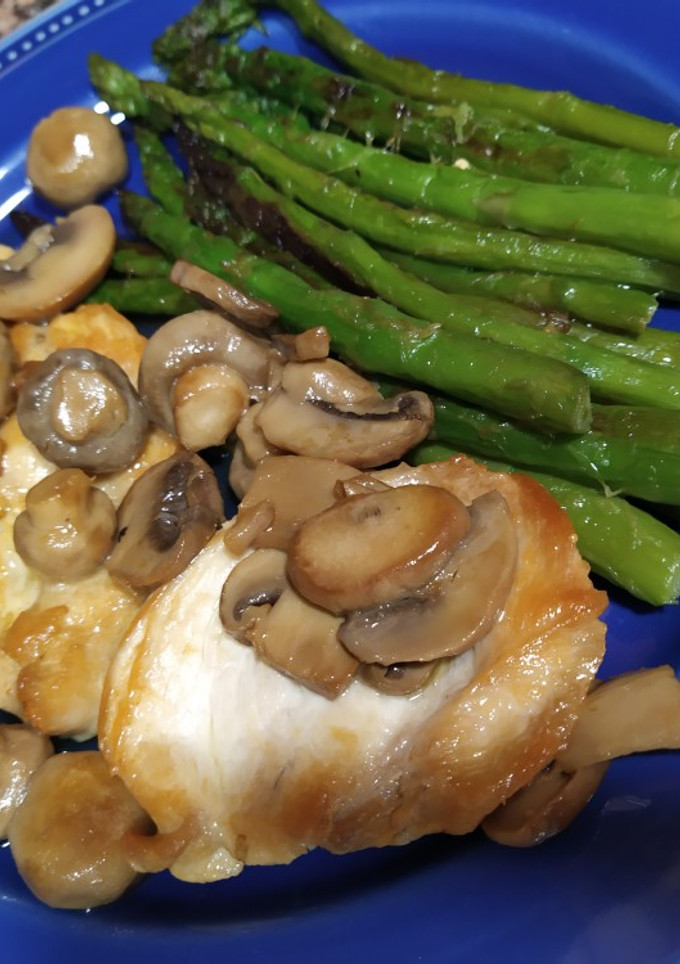 Una foto de Filetes de pollo con champiñones