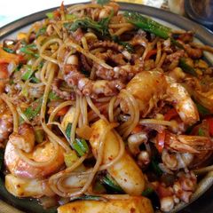 A picture of Korean spicy octopus shrimp rice noodle 炒辣章鱼🐙年糕.