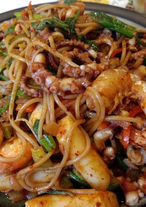 A picture of Korean spicy octopus shrimp rice noodle 炒辣章鱼🐙年糕.
