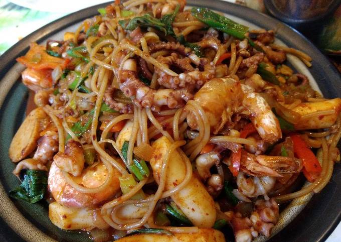 Korean spicy octopus shrimp rice noodle 炒辣章鱼🐙年糕