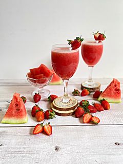 صورة لوصفة عصير مكس بطيخ و فريز لذيذ جدا 🍓🍉🍷