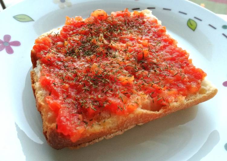 Tostada de tomate con eneldo (desayuno BLW)