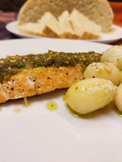 Una foto de Salmón al horno con crujiente de pesto y virutas de anacardo