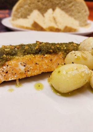 Foto principal de Salmón al horno con crujiente de pesto y virutas de anacardo
