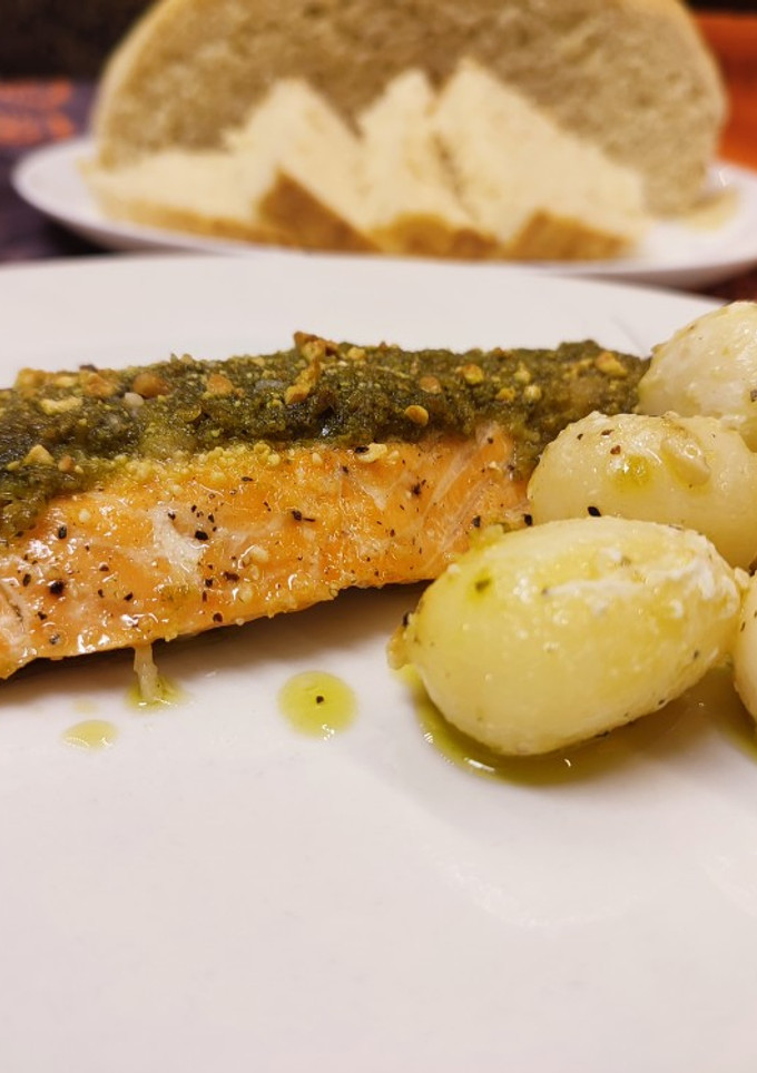 Una foto de Salmón al horno con crujiente de pesto y virutas de anacardo