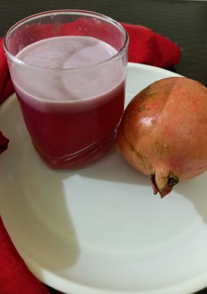 દાડમ જ્યુસ (Pomegranate Juice Recipe In Gujarati) રેસીપી મુખ્ય ફોટો