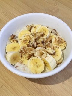Una foto de Porridge con plátano y nueces