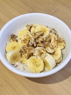 Una foto de Porridge con plátano y nueces