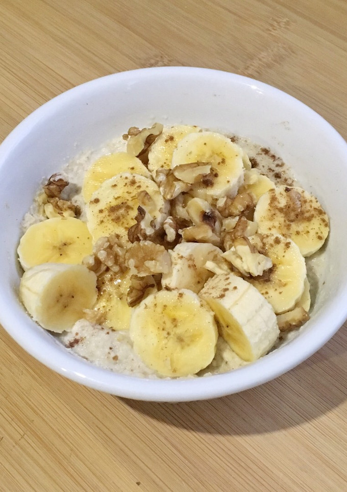 Una foto de Porridge con plátano y nueces