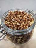 Granola de frutos secos y coco con dátiles, hecha en sartén