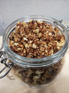 Foto principal de Granola de frutos secos y coco con dátiles, hecha en sartén