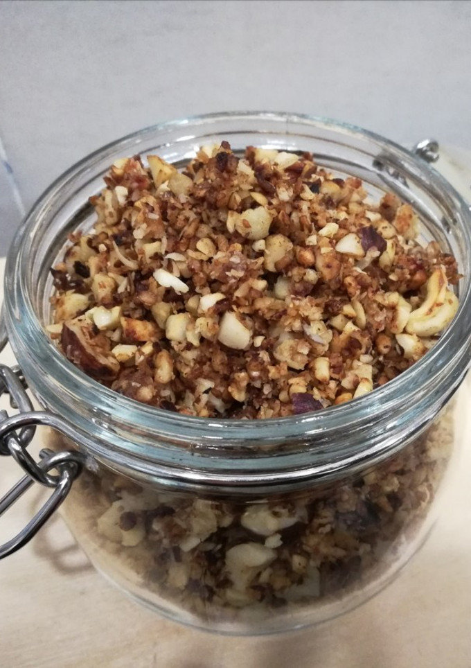 Una foto de Granola de frutos secos y coco con dátiles, hecha en sartén