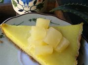 Una foto de tarta de yogur con piña