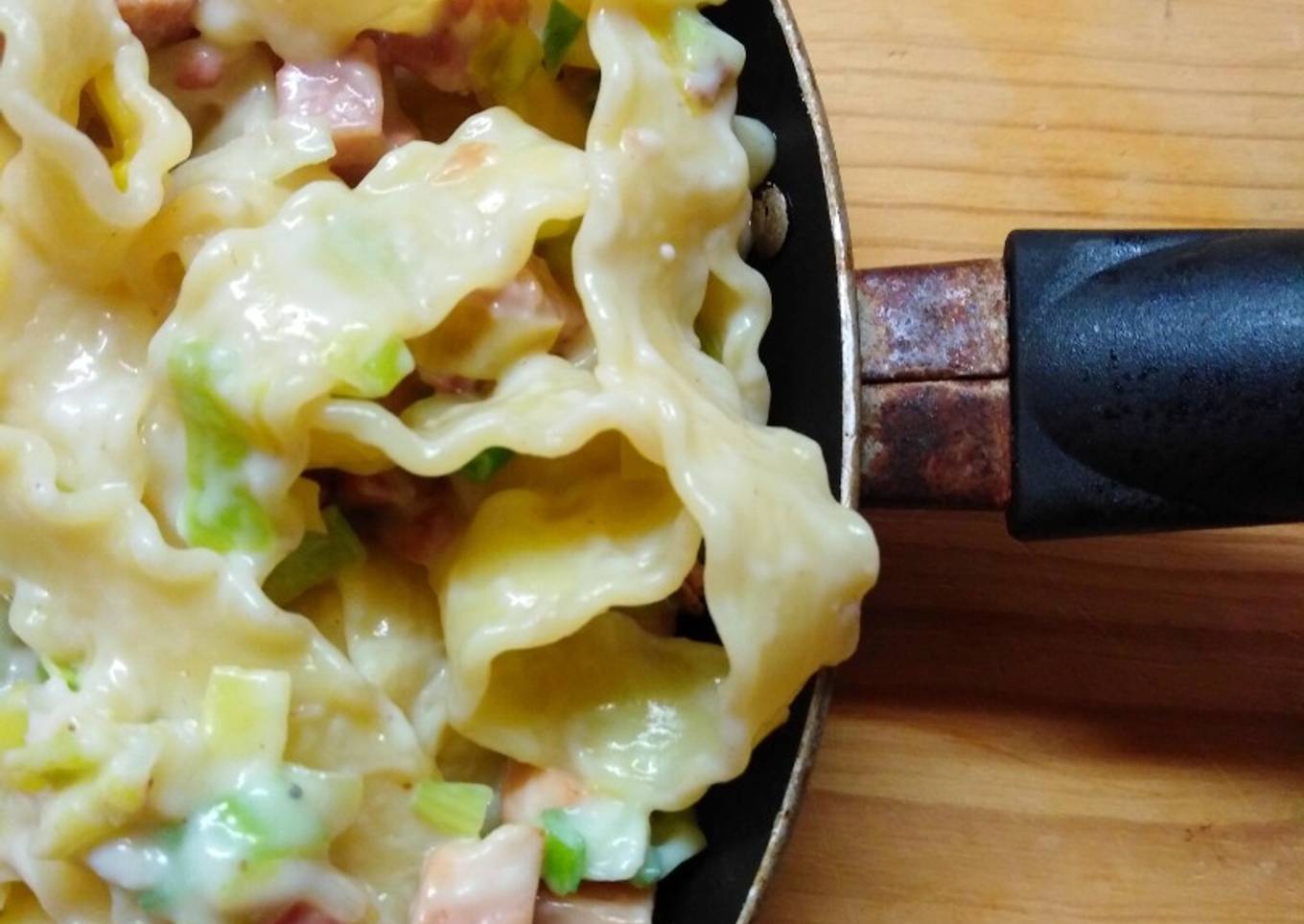 Bucatinis aux poireaux et au jambon blanc