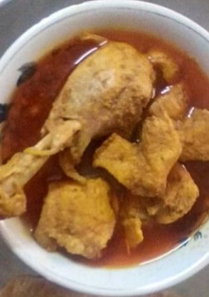 A picture of Kolhapuri Chicken with gravy.