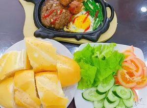 Hình của món Bò né,trứng ốp la và thịt viên.