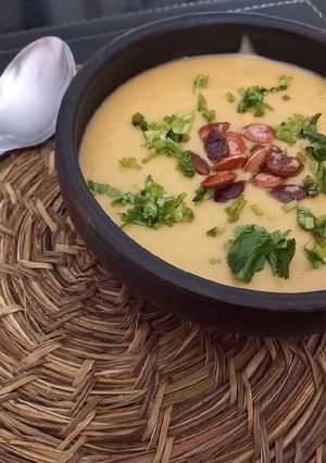 Una foto de Crema de Porotos con Sancks de zapallo