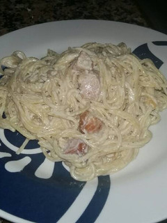 Una foto de Espaguetis a la carbonara (con nata)