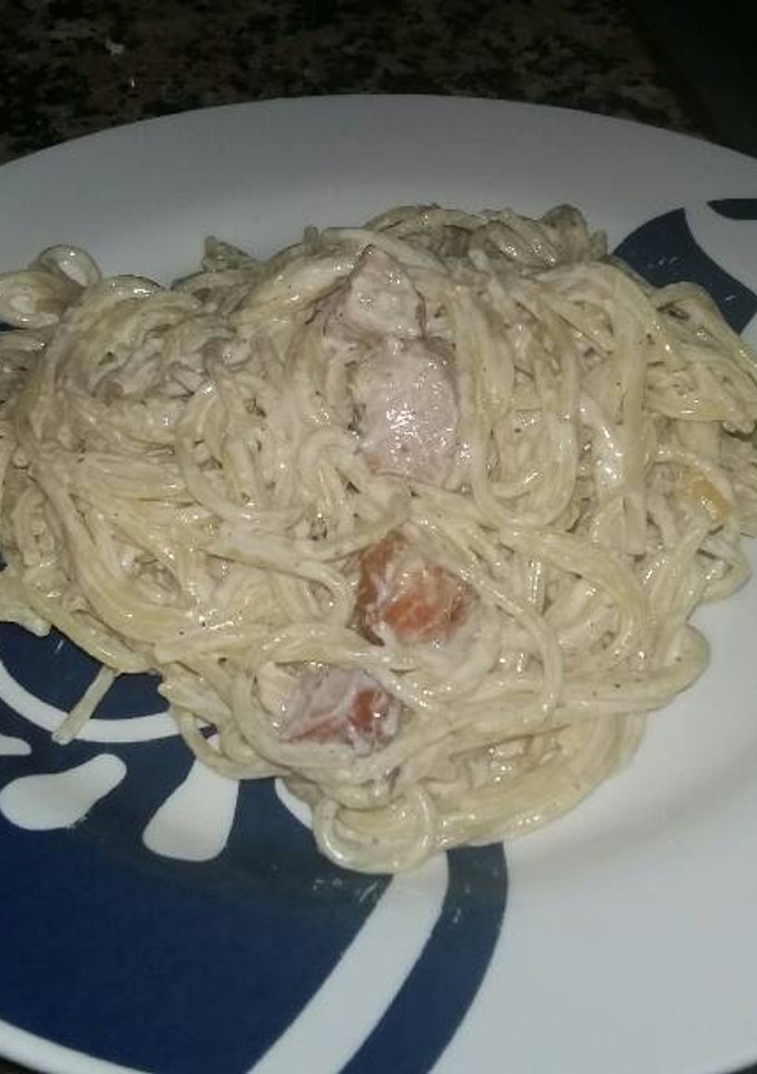 Una foto de Espaguetis a la carbonara (con nata)
