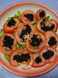 Carpaccio de tomate, con sucedáneo de caviar