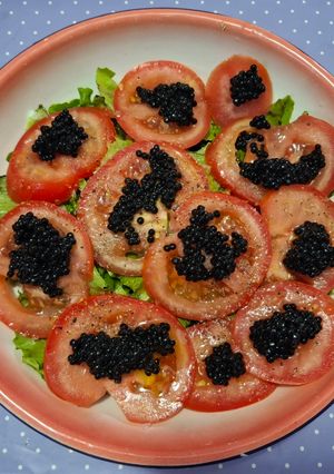 Una foto de Carpaccio de tomate, con sucedáneo de caviar