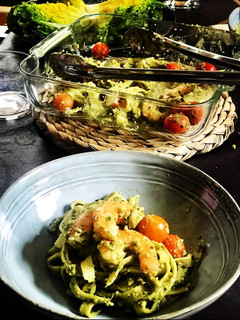 Una foto de Tallarines al pesto de almendras y anacardos con cherry y langostinos 🦐