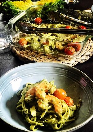 Foto principal de Tallarines al pesto de almendras y anacardos con cherry y langostinos 🦐